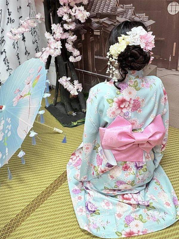 Photography Young - Tradycyjna japońska sukienka w stylu kimono